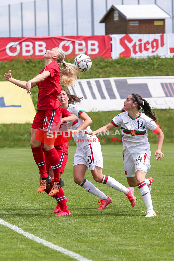 Norwegen U19  Bulgarien U19 | Thea Kyvag (Norway #11) Zdravka Parapunova (BUL #10) Dimitra Ivanova (BUL #14) ; Norwegen U19  Bulgarien U19 am 13.05.2022 in Wels
(Huber Arena), AUSTRIA, (Photo by Ernst Krawagner sport-fan.at) - Realisiert mit Pictrs.com