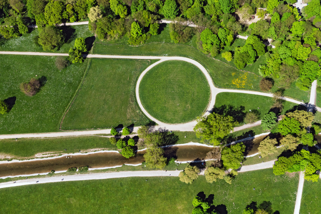 dr__0063487.jpg | MüNCHEN 29.04.2025 Erholungspark Englischer Garten mit Schwabinger Bach in München im Bundesland Bayern. Die besonders im Hochsommer von Sonnenbadenden als Liegeflächen besuchten Wiesen- und Freiflächen der Parkanlage werden von der Bayerischen Verwaltung der staatlichen Schlösser, Gärten und Seen unterhalten. // Englischer Garten in Munich in the state Bavaria, Germany. Foto: Daniel Reiter
