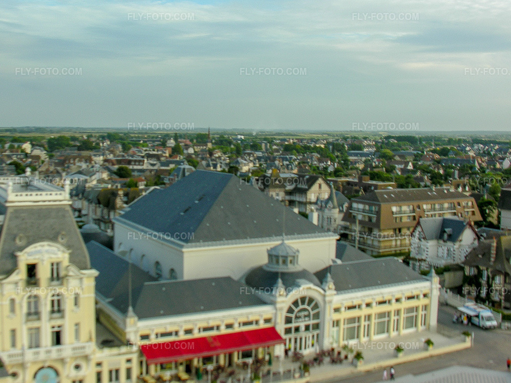 Aerial view: View of the town in Cabourg in the state Calvados, France. – Photo: DSCN0536.jpg taken on 08/04/2005 by Werner Riehm/FLY-FOTO.com – Resolution of the original: 2647 x 1985 px