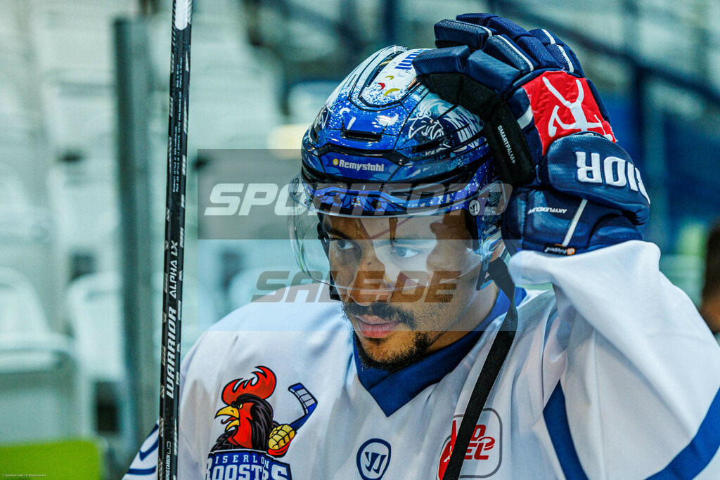 Iserlohn Roosters Teamshooting | Colin Ugbekile zeigt den neuen Helm - Realisiert mit Pictrs.com