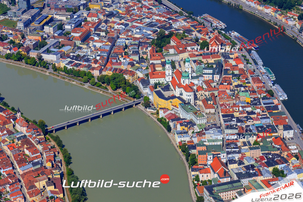 Die Luftaufnahme Altstadt - Passau wurde 2017 mittels Flugzeug (keine Drohne) erstellt. Perfekte Schärfe und Druck- Auflösung- Garantiert!