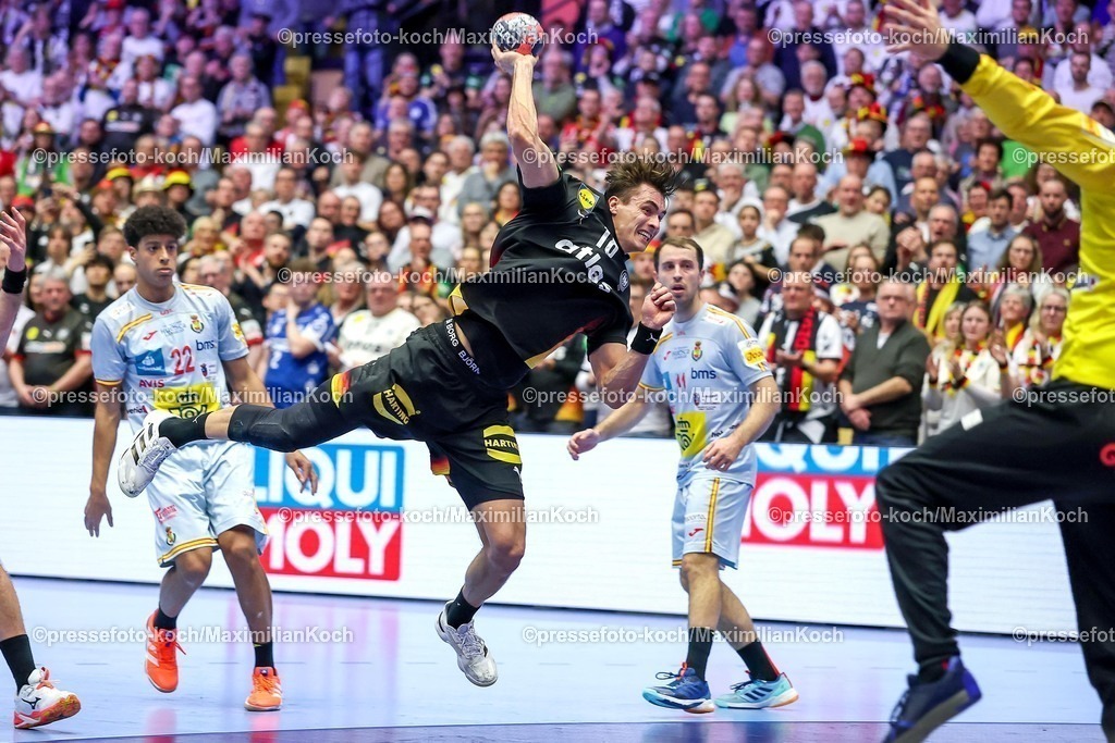EHF19012602071 | 19.01.2026, Handball, Men's EHF EURO 2026, Deutschland - Spanien, Jyske Bank Boxen in Herning, Dänemark, Preliminary Round:  Julian Köster (Germany #18) wirft auf das Tor 