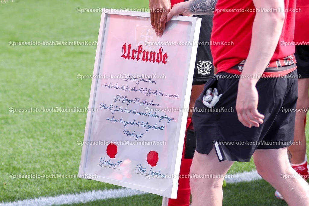B0411052503452 | 11.05.2025, Fußball, Bayer 04 Leverkusen - Borussia Dortmund, 1. Fußball Bundesliga, 33. Spieltag, BayArena, Saison 2024 2025: Urkunde Danksagung der Ultras Fankurve Nord an Jonathan Tah (Bayer04 Leverkusen #4) für über 400 Spiele für Bayer LeverkusenDFB regulations prohibit any use of photographs as image sequences and or quasi-video.