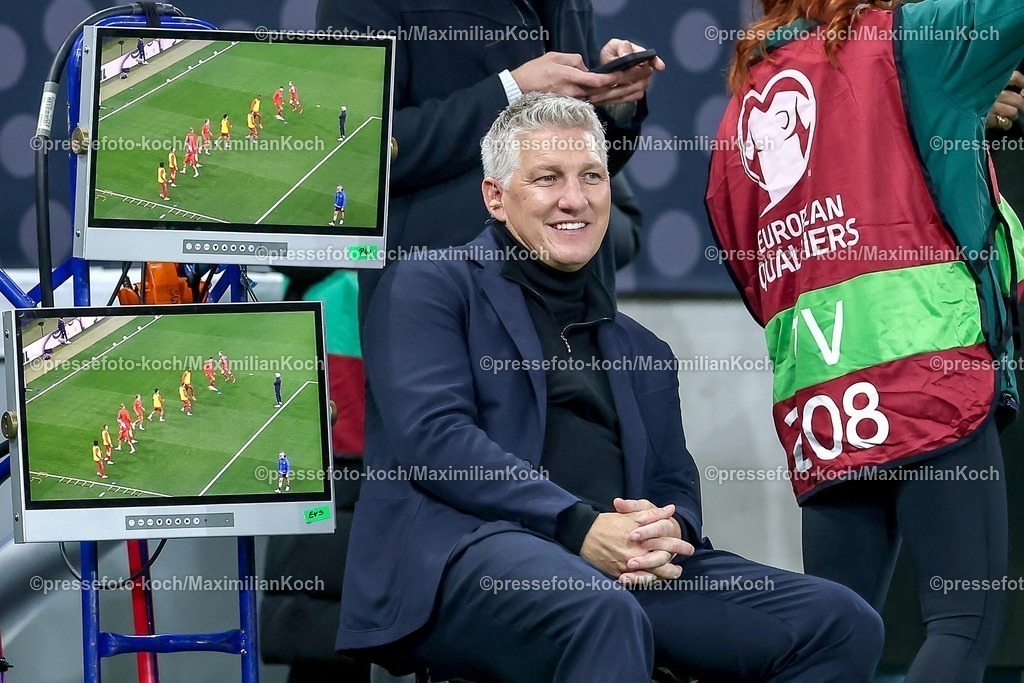 DFB10102501033 | 10.10.2025, Fußball, Länderspiel, Deutschland - Luxemburg, UEFA WM-Qualifikation, 2025/2026, Gruppe A, PreZero Arena in Sinsheim: Moderator Sebastian Schweinsteiger entspannt DFB regulations prohibit any use of photographs as image sequences and or quasi-video.