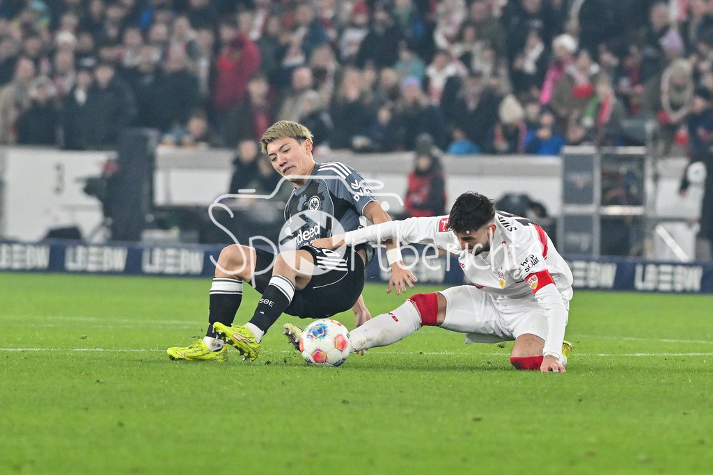 VfB Stuttgart - SG Eintracht Frankfurt | STUTTGART, GERMANY - 13. JANUARY: im Duell Ritsu DOAN (Eintracht Frankfurt 20) und ATAKAN KARAZOR (VFB STUTTGART 16) während dem Bundesligamatch zwischen dem VfB Stuttgart und der SG Eintracht Frankfurt am 17. Spieltag in der MHP-Arena / DFL REGULATIONS PROHIBIT ANY USE OF PHOTOGRAPHS AS IMAGE SEQUENCES AND/OR QUASI-VIDEO