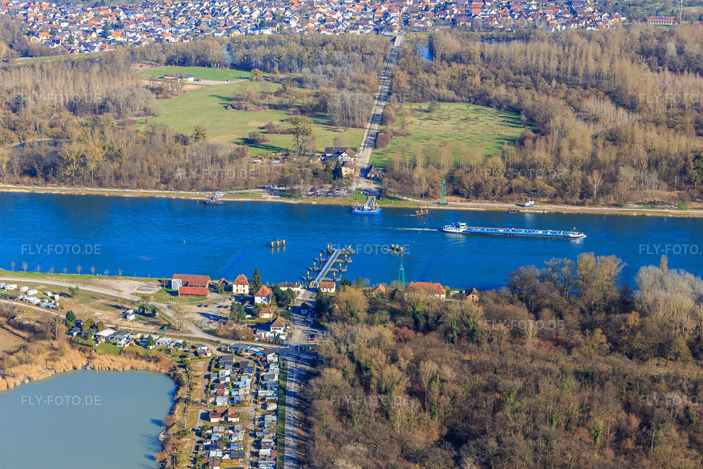Luftbild: Rheinfähre Plittersdorf-Seltz und Camping Les Bords du Rhin in Seltz im Bundesland Bas-Rhin in Frankreich. – Foto: IMG_104841.jpg vom 14.03.2018 durch Werner Riehm/FLY-FOTO.de – Auflösung des Originals: 5472 x 3648 px – Inforoute alsace – la ville de Seltz