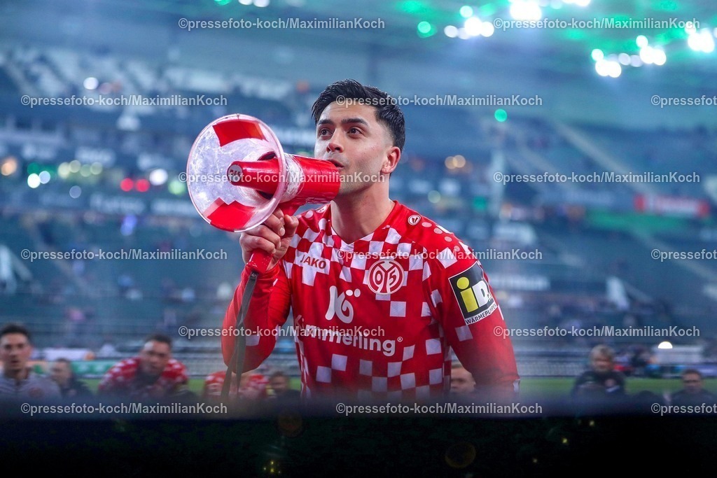 BMG07032501116 | 07.03.2025, Fußball, Borussia Mönchengladbach - 1.FSV Mainz 05, 1. Fußball Bundesliga, Borussia-Park, Saison 2024 2025: Torjubel nach dem 3:1 Sieg. Die Mainzer Mannschaft steht jubelnd auf dem Spielfeld und feiert den Erfolg gegen Mönchengladbach. Nadiem Amiri (Mainz05 #18) jubelnd mit dem MegaphoneDFB regulations prohibit any use of photographs as image sequences and or quasi-video.