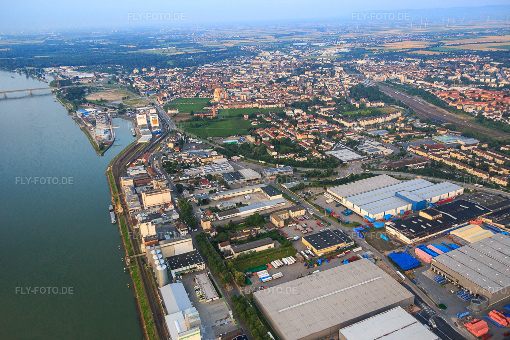 Luftbild: Industriegebiet am Rheinufer mit Ixocon Logistikpark Worms und Motoren Baader GmbH Worms in Worms im Bundesland Rheinland-Pfalz in Deutschland. Foto: IMG_091163.jpg vom 07.07.2016 durch Werner Riehm/FLY-FOTO.deWWW.IXOCON.DE