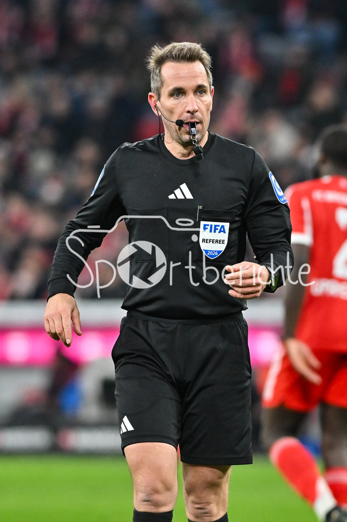 FC Bayern München - TSG 1899 Hoffenheim | MUNICH, GERMANY - 08. FEBRUARY: im Bild Schiedsrichter Tobias STIELER während dem Bundesligamatch zwischen dem FC Bayern München und der TSG 1899 Hoffenheim am 21. Spieltag in der Allianz Arena / DFL REGULATIONS PROHIBIT ANY USE OF PHOTOGRAPHS AS IMAGE SEQUENCES AND/OR QUASI-VIDEO / Einzelfoto / Freisteller