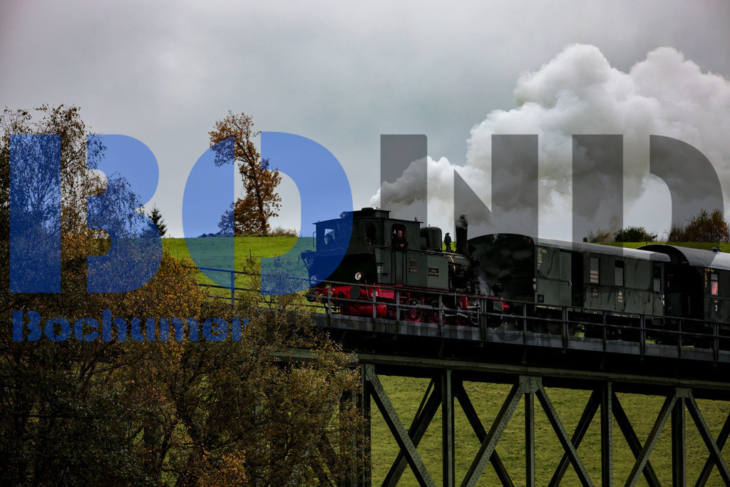  04.11.2023 - 
 | Sebastian Sendlak / Bochumer Nachrichtendienst (BOND) - Dampflok Waldbroel auf der Volmetalbahn - Realisiert mit Pictrs.com