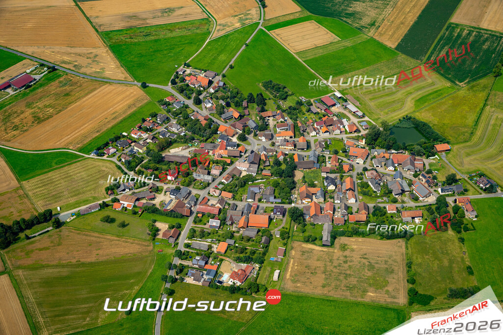 Das Luftbild zeigt : Grattstadt Bad Rodach - Die Luftaufnahme wurde 2024 vom UL-Flugzeug aus erstellt ( keine Drohne ) - Hochauflösende Luftaufnahme - Für grossformatige Ausdrucke geeignet. Die Geschenkidee !Mit Lizenz und Bildrechte bestellbar