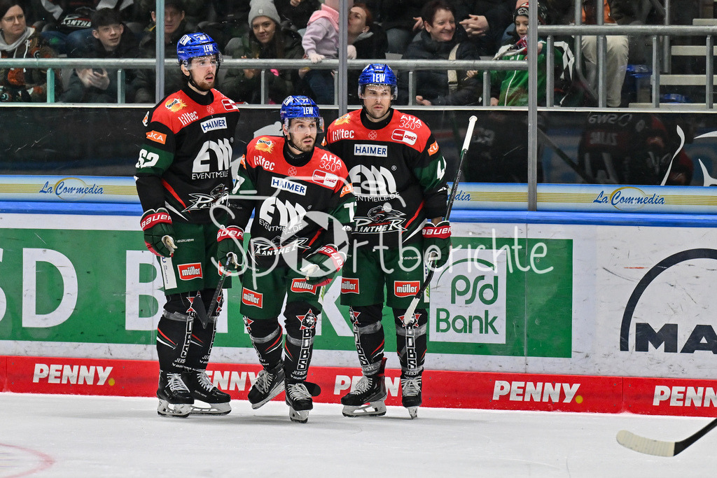 Augsburger Panther - ERC Ingolstadt | Jubel der Panther nach dem Treffer zum 2-4 druch Luca TOSTO (Augsburger Panther #77) / Freude / Happy / Tor / Torschuetze / DEL: Augsburger Panther - ERC Ingolstadt, Curt Frenzel Stadion am 26.01.2025