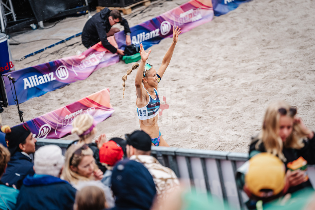 Beachvolleyball | Frauen | Allianz German Beach Tour 2024 | Tourstop Kühlungsborn 2 | 18.08.2024 | Paula Schürholz läuft in die Arena ein