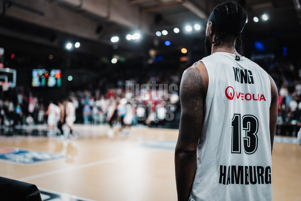 Basketball | Männer | Saison 2023/2024 | easyCredit Basketball Bundesliga | 32. Spieltag | Veolia Towers Hamburg vs. NINERS Chemnitz | 04.05.2024 | Vincent King (#13, Veolia Towers Hamburg) wartet auf seine Einwechslung