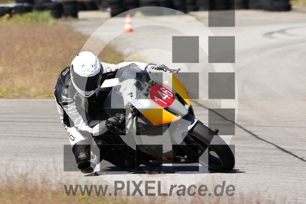 0146-20240512_06299 | Schöne Erinnerungen an spannende Momente - das festzuhalten ist unser Job. PIXELrace.de ist seit 2003 auf den Rennstrecken Europas unterwegs um die Action draußen beim Fahren und die wunderbare Stimmung imm Fahrerlager für euch einzufangen.