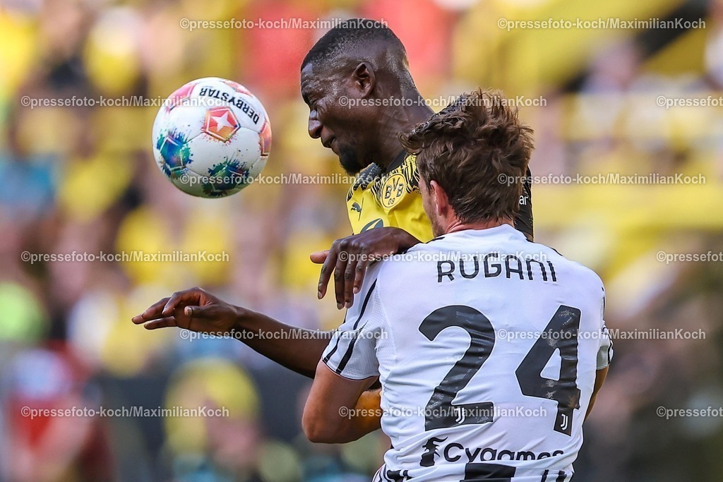 BVB10082501065 | 10.08.2025, Fußball, Borussia Dortmund - Juventus Turin, Testspiel, Signal Iduna Park, Saison 2025 2026: Serhou Guirassy&nbsp;(BVB #09) im Zweikampf gegen  Daniele Rugani&nbsp;(Juventus Turin #24)   DFB regulations prohibit any use of photographs as image sequences and or quasi-video.