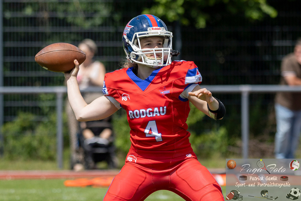 GFLW 1: German Football League Women 1: Rodgau Pioneers Ladies - Stuttgart Scorpions Sisters, 07.06.2026 | Lilly Veith (Rodgau Pioneers Ladies #4) wift den Ball, Rodgau Pioneers Ladies - Stuttgart Scorpions Sisters, Rodgau, Maingau-Energie-Stadion "Am Weichsee", 7.6.2026 - Realisiert mit Pictrs.com