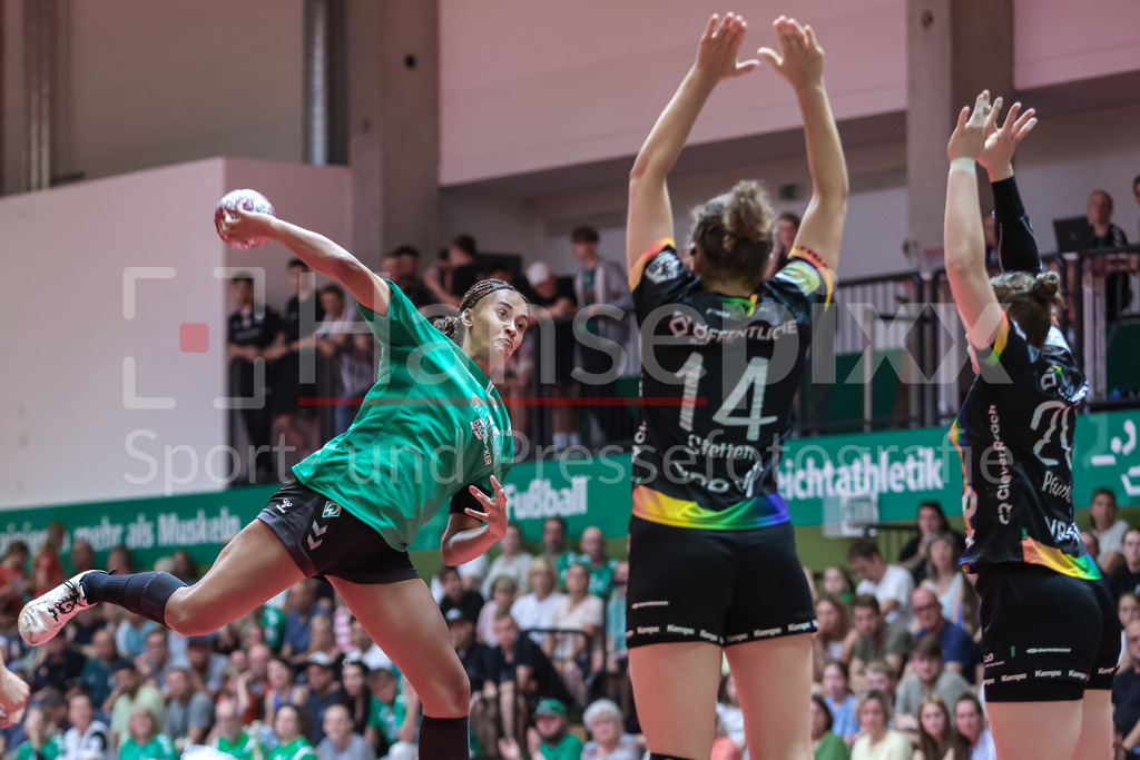 Handball, DHB-Pokal Frauen, SV Werder Bremen - VfL Oldenburg | v.li.: Naomi Conze (SV Werder Bremen, 5) beim Wurf, am Ball, Spielszene, Aktion, Action