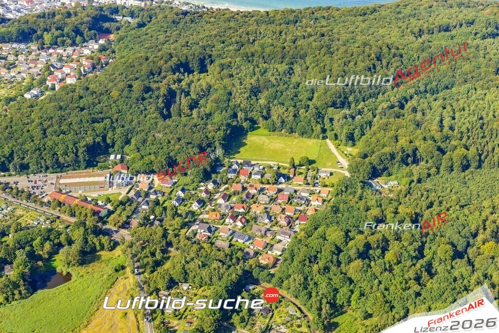 Luftaufnahme Granitz Eichen Weg Binz - Die Luftaufnahme wurde 2025 vom UL-Flugzeug heraus erstellt ( ohne Drohne ) - Hochauflösende Luftaufnahme - für professionelle Ausdrucke geeignet. Die Geschenkidee !Mit Lizenz und Bildrechte bestellbar