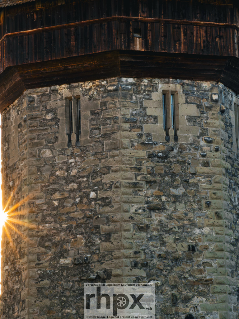 Kapellbrücke und Wasserturm Luzern im Abendlicht | Die tief stehende Sonne bricht sternförmig hinter dem Wasserturm hervor und taucht die Kapellbrücke sowie die Altstadt von Luzern in warmes Abendlicht.  - Realized with Pictrs.com