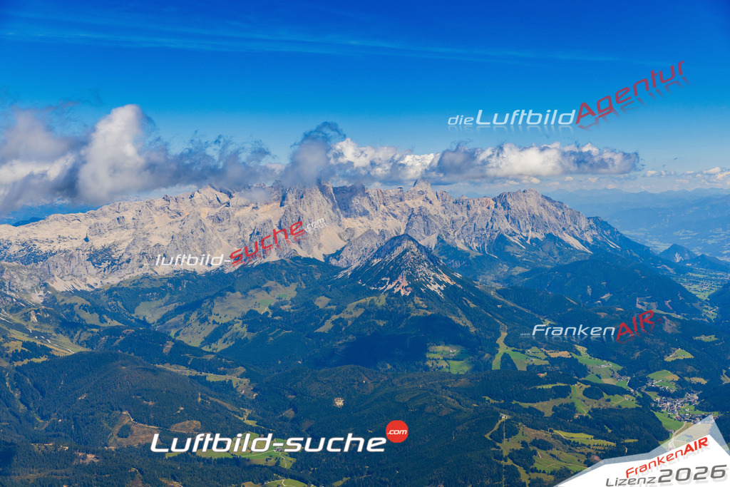 Luftaufnahme der Stadt Ramsau am Dachstein - Die Luftaufnahme wurde 2025 vom UL-Flugzeug heraus erstellt ( keine Drohne ) - Hochauflösende Luftaufnahme - für professionelle Ausdrucke geeignet. Die Geschenkidee !Mit Lizenz und Bildrechte bestellbar