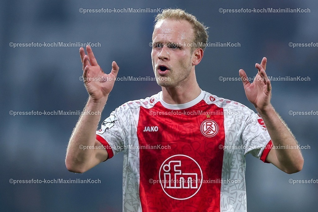 RWE04032602017 | 2026.03.04, Fußball, 3.Liga Herren, Rot-Weiss Essen -  SV Waldhof Mannheim, Stadion Hafenstraße, 27.Spieltag, Saison 2025 / 2026: Lucas Brumme&nbsp;(Rot-Weiss Essen #14) gestikulierend auf dem Spielfeld   DFB regulations prohibit any use of photographs as image sequences and or quasi-video.