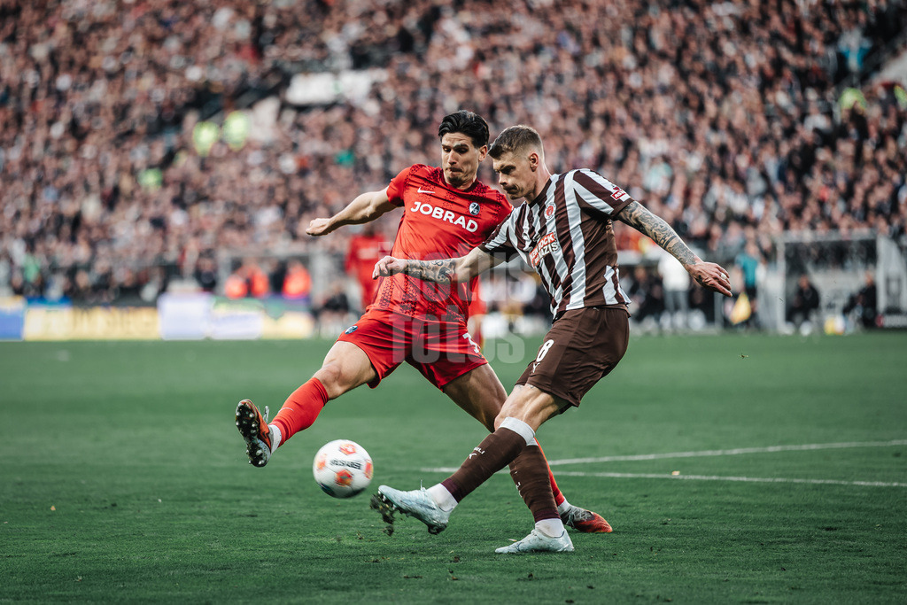 Fußball | Männer | Saison 2025/2026  | Fußball-Bundesliga | 27. Spieltag | FC St. Pauli vs. SC Freiburg | 22.04.2026 | v.l. Vincenzo Grifo (#32, SC Freiburg) gegen Eric Smith (#8, FC St. Pauli)