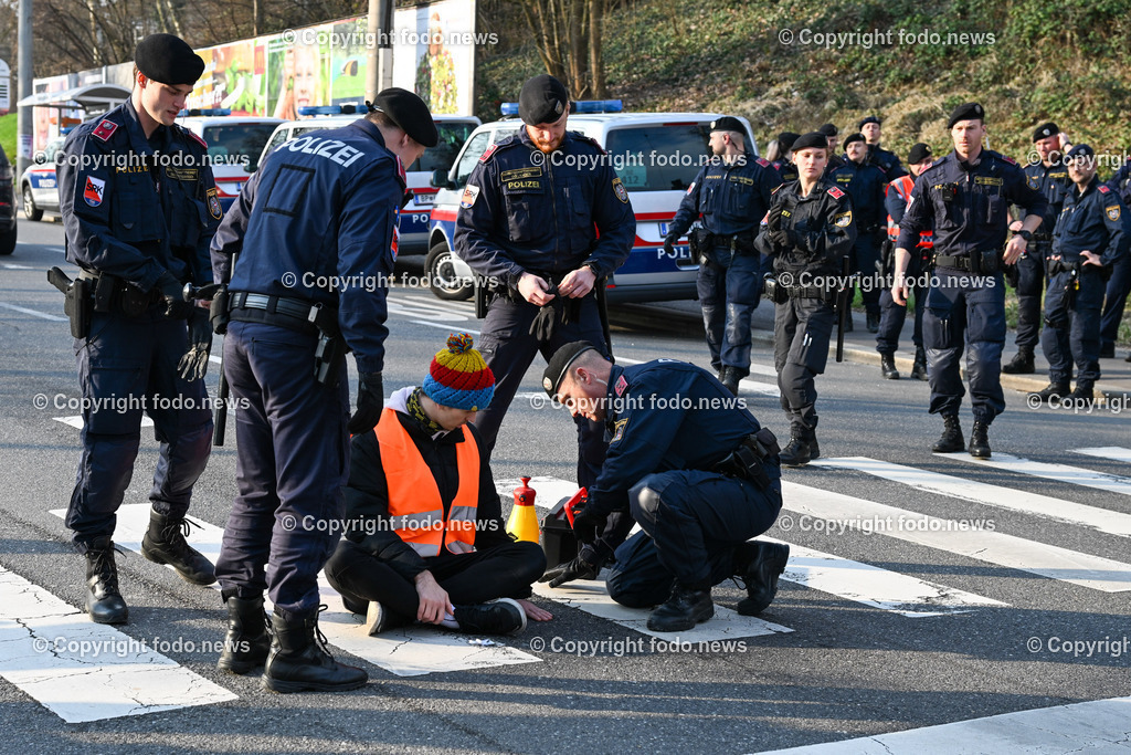  Klimagegner Linz Waldeggstrasse_ Klimakleber_ 20.03.2023-68 | 20.03.2023, Linz, AUT, Klimagegner Linz Klimakleber, im Bild Klimagegner kleben auf der Strasse, Linz Waldeggstrasse, Polizei, Verkehr, Zebrastreifen, Fussgaengeruebergang, Transparent, Demo, Klimawandel