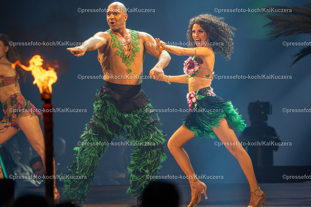 KKU26112401039 | 26.11.2024, xkkux, Düsseldorf, PSD-Bank Dome, Eindrücke rund um die Tanzshow LET'S DANCE - Die Live-Tournee 2024. Tänzerin Ekaterina Leonova und Tanzcoach Detlef Soost