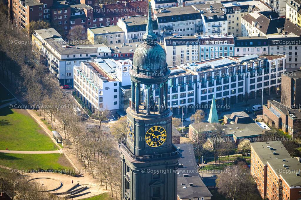 Hamburg_Michel_Wahrzeichen_St. Michaelis_Kirche_ELS_1782060423 | HAMBURG 06.04.2023 Turm der Hauptkirche Sankt Michaelis genannt " Michel " im Ortsteil Altstadt in Hamburg. Die evangelische Kirche St. Michaelis an der Straße Englische Planke in der Hansestadt wurde im Stil des Barock erbaut. Weiterführende Informationen bei: Hauptkirche St. Michaelis. // View of the church St. Michaelis in the district Altstadt in Hamburg. Further information at: Hauptkirche St. Michaelis. Foto: Martin Elsen