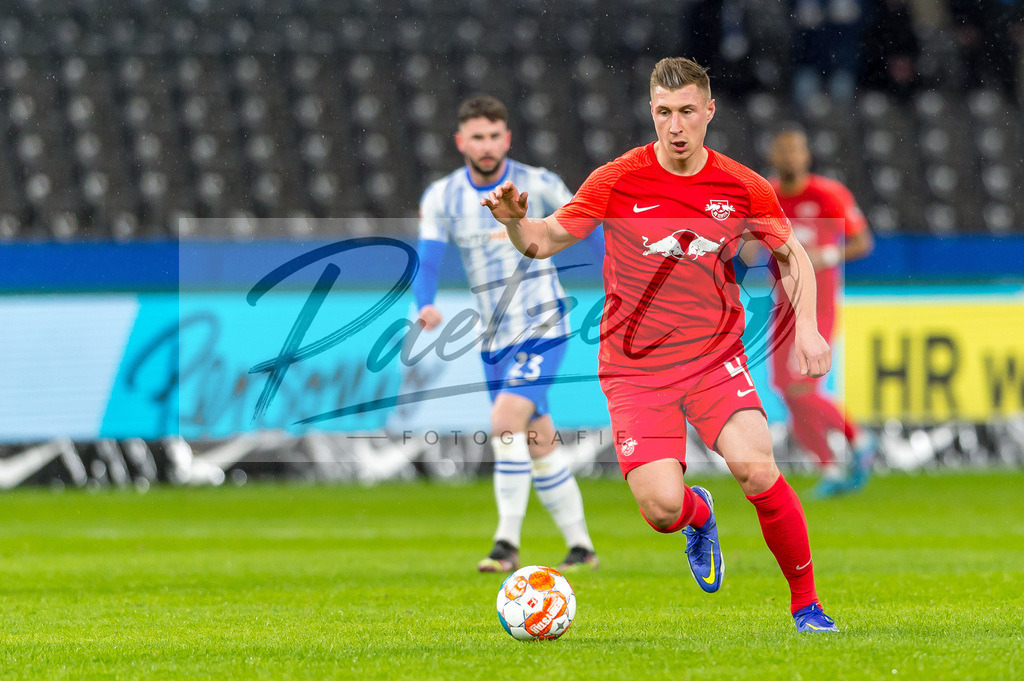 BSCRBL20220220_145 | Fussball, Herren: Willi Orban (RB Leipzig) in Aktion, am Ball, Einzelaktion bei dem Spiel der 1. Bundesliga zwischen Hertha BSC und RB Leipzig im Olypiastadion am 20.02.2022 in Berlin, Deutschland.DFB / DFL REGULATIONS PROHIBIT ANY USE OF PHOTOGRAPHS AS IMAGE SEQUENCES AND/OR QUASI-VIDEO. - Realisiert mit Pictrs.com