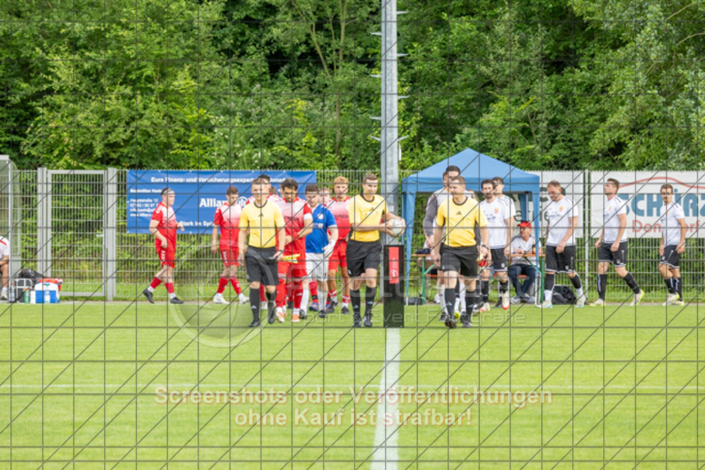 20250616_182746_0033 | #,  TV Eybach (weiß) vs. 1.FC Donzdorf II (rot), Fussball, Entscheidungsspiel 3 in Kreisliga A3 - Bezirk Neckar/Fils, Saison 2024/2025, Rasensportplatz, Staufenecker Str. 41, 73084 Salach, 16.06.2025 - 18:30 Uhr,Foto: PhotoPeet-Sportfotografie/Peter Harich