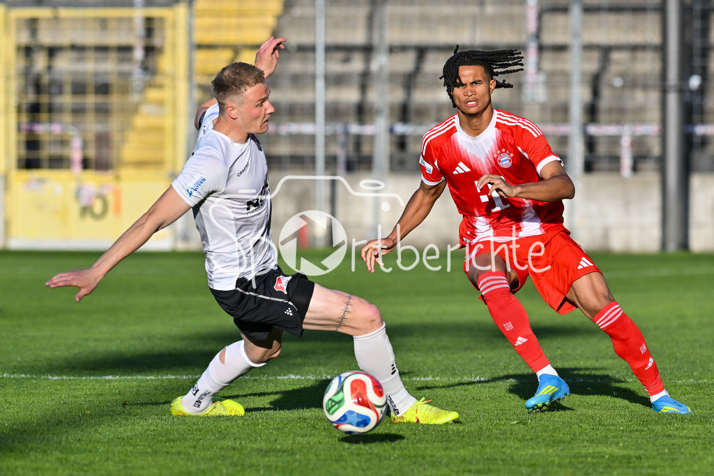FC Bayern Amateure - TSV Aubstadt | MÜNCHEN, GERMANY - 24. APRIL: im Duell Steffen BEHR (TSV Aubstadt 16) und Julien YANDA (FC Bayern München II 16) während dem Match zwischen den Amateuren des FC Bayern und dem TSV Aubstadt am 31. Spieltag der Regionalliga Bayern im Grünwalder Stadion