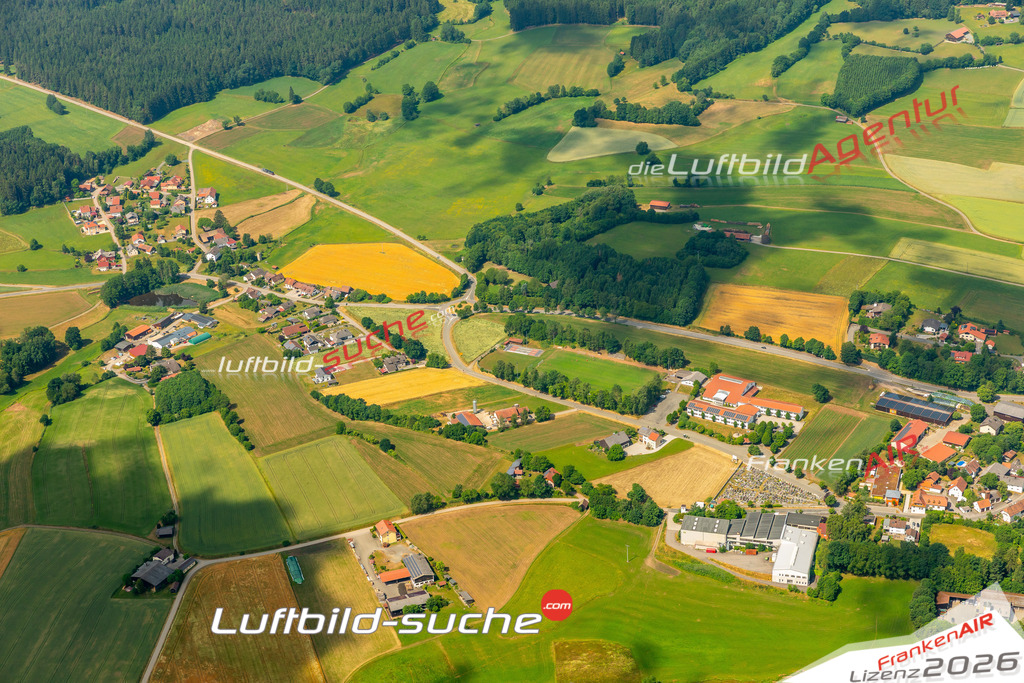Das Luftbild zeigt :  Tiefenbach - Die Luftaufnahme wurde 2023 vom UL-Flugzeug aus erstellt ( keine Drohne ) - Hochauflösende Luftaufnahme - Für grossformatige Ausdrucke geeignet. Die Geschenkidee !Mit Lizenz und Bildrechte bestellbar