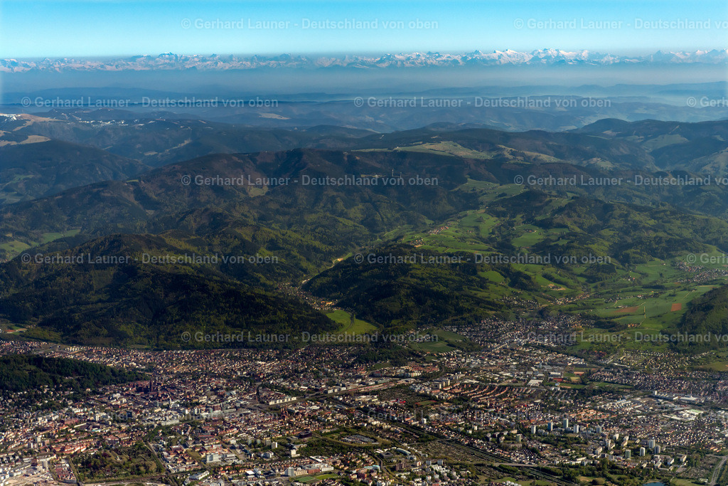 4023748 | Blick über Freiburg und den Schwarzwald zu den Schweizer Alpen