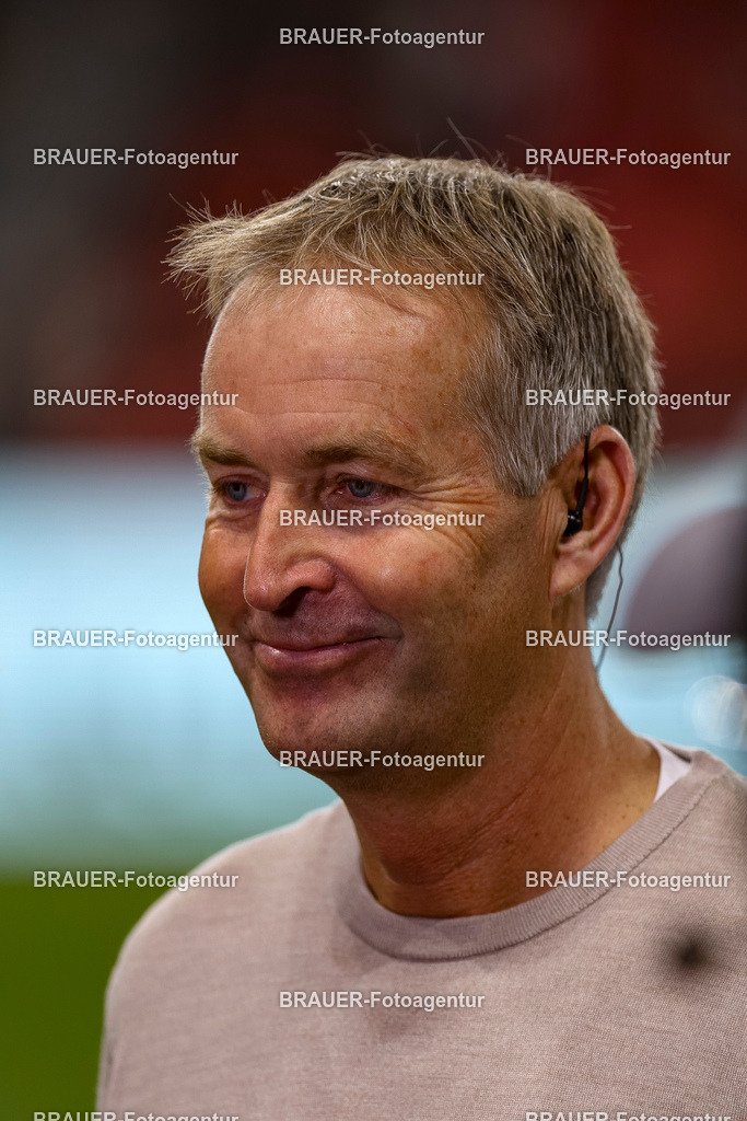 Bayer 04 Leverkusen vs Eintracht Frankfurt - Bundesliga  | Leverkusen, Deutschland, 12.09.25:   Trainer Kasper Hjulmand (Bayer 04 Leverkusen) lächelt, lacht waehrend des Spiels der Bundesliga zwischen  Bayer 04 Leverkusen vs Eintracht Frankfurt in der BayArena(Foto von Brauer-Fotoagentur / Adrian Schlueter)