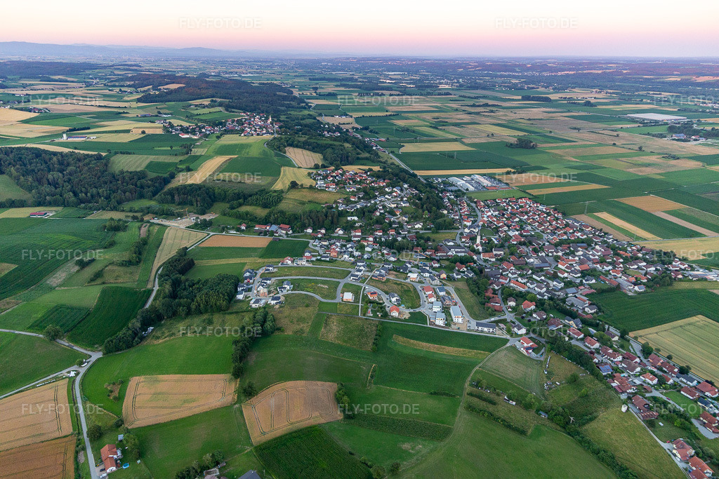 Luftbild:  in Moosthenning im Bundesland Bayern in Deutschland. – Foto: IMG_133390.jpg vom 03.07.2022 durch Werner Riehm/FLY-FOTO.de – Auflösung des Originals: 5472 x 3648 px – Gemeinde Moosthenning