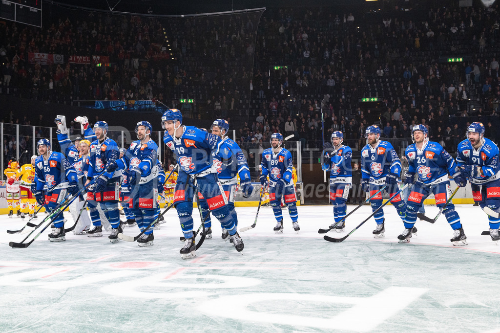 Playoffs: ZSC Lions - EHC Biel-Bienne | 04.04.2022, Zurich, Hallenstadion, Playoffs: ZSC Lions - EHC Biel-Bienne, die Spieler feiern mit den Fans den Einzug ins Halbfinale. - Realisiert mit Pictrs.com