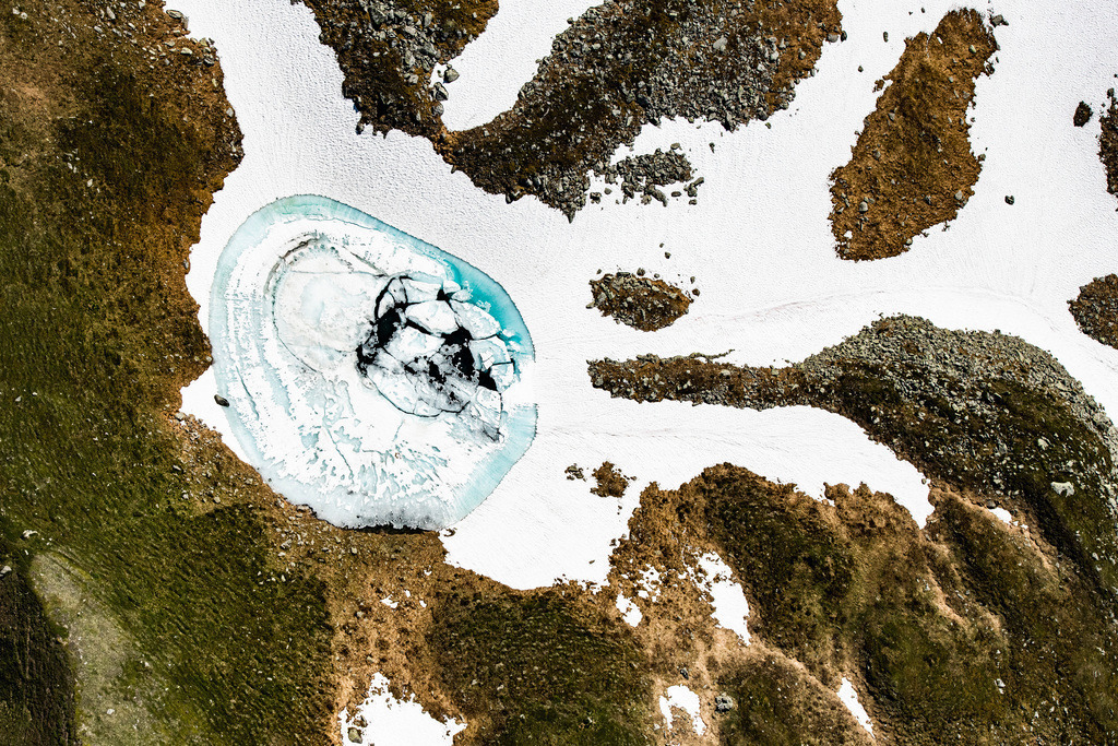 dr__0026625.jpg | MITTERSILL 25.06.2019 Senkrecht- Luftbild aus der Satelliten- Perspektive der winterlich schneebedeckte Wasseransammlung der Schneeschmelze in einem Gebirgsmassiv der Alpen in Mittersill in Tirol, Österreich. // Vertical aerial view from the satellite perspective of the wintry snowy snowmelt water accumulation in a massif of the Alps in Mittersill in Tirol, Austria. Foto: Daniel Reiter