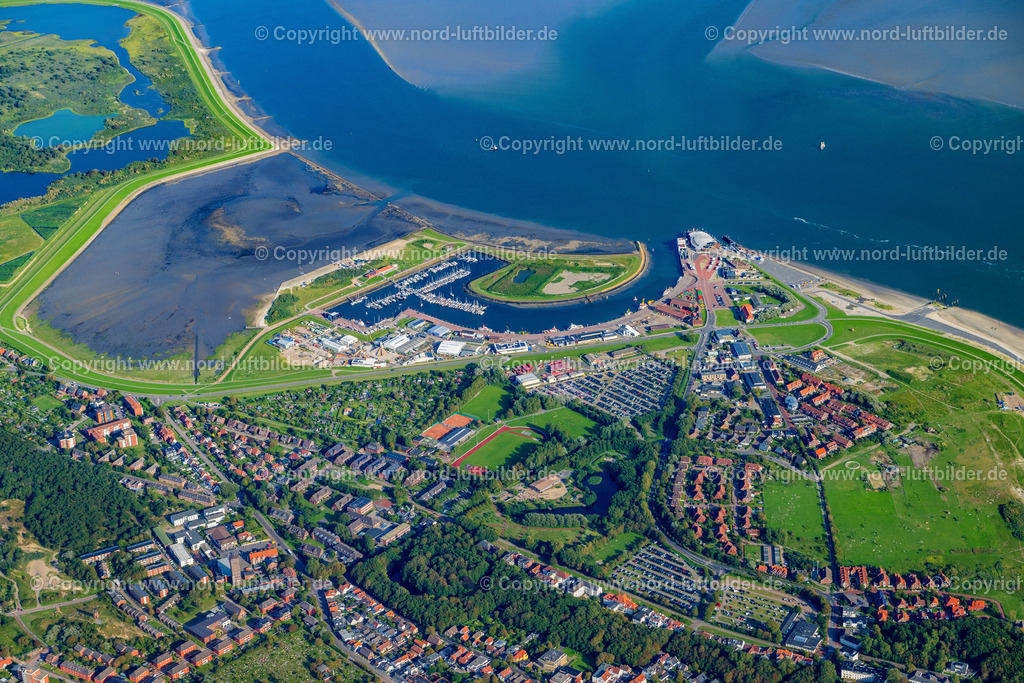 Norderney_Hafen_ELS_9614160823 | NORDERNEY 16.08.2023 Fähr- Hafenanlagen an der Meeres- Küste der Nordseeinsel Norderney im Bundesland Niedersachsen, Deutschland. // Ferry port facilities on the sea coast of the North Sea island Norderney in the state Lower Saxony, Germany. Foto: Martin Elsen