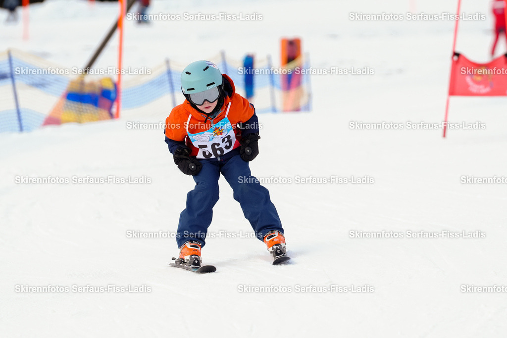 SRF_02.01.2026_0974 | Skirennfotos,Serfaus,Fiss,Ladis,Kinderskirennen,Winter,Tirol,Oberland,skirace,SFL,feelfree,weil wir's genießen,ski,Ski,skifahren,Sonnenplateau, - Realisiert mit Pictrs.com