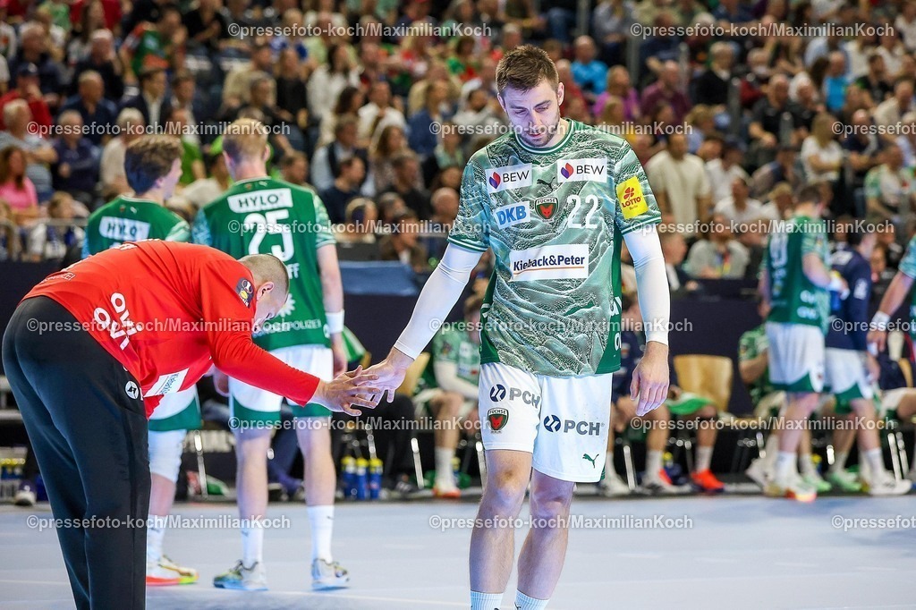 xSSCx18042601050 | 18.04.2026, xsscx, Handball, DHB-Pokal Lidl Final4, TBV Lemgo-Lippe - Füchse Berlin, Saison 2025 / 2026 Herren, Lanxess Arena: Dejan Milosavljev (Füchse Berlin #96) wird von Nejc Cehte (Füchse Berlin #22) nach einem gehaltenen Wurf gratuliert Photo: xSandraxScherningxPressefotoKochx