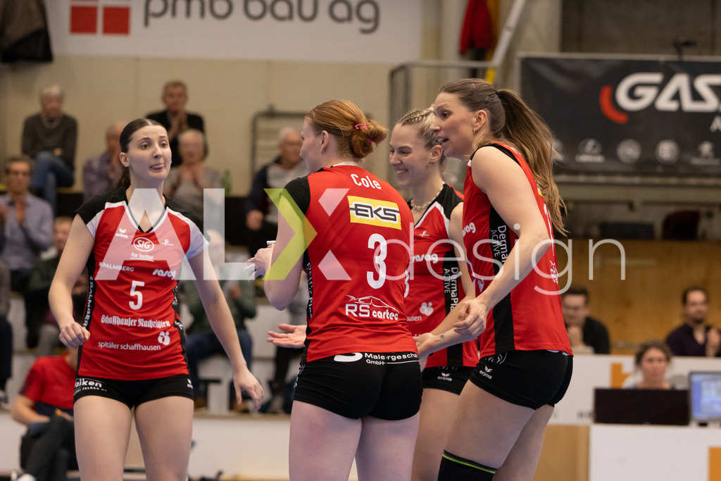 Volleyball I Frauen I Saison 2025-2026 I Volleyball NLA | Women I 1/2 Finals I  VC Kanti Schaffhausen - Sm'Aesch Pfeffingen I 07.03.2026 | VC Kanti Schaffhausen Spielerinnenkreis - Realisiert mit Pictrs.com