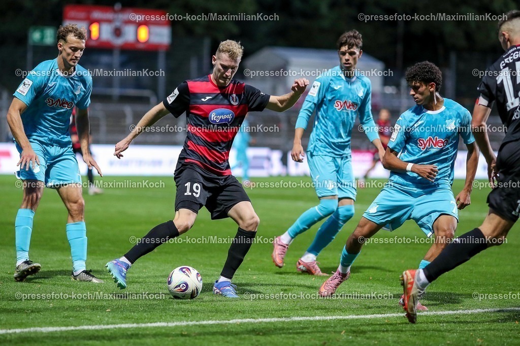 FCVK16092501179 | 16.09.2025, Fußball, FC Viktoria Köln – TSG 1899 Hoffenheim II, 3.Liga, Sportpark Höhenberg, Saison 2025 2026: Meiko Sponsel (Viktoria Koeln #19) im Zweikampf gegen  Yannik Lührs (Hoffenheim II #49) und Ayoube Amaimouni-Echghouyab (Hoffenheim II #07) DFB regulations prohibit any use of photographs as image sequences and or quasi-video.