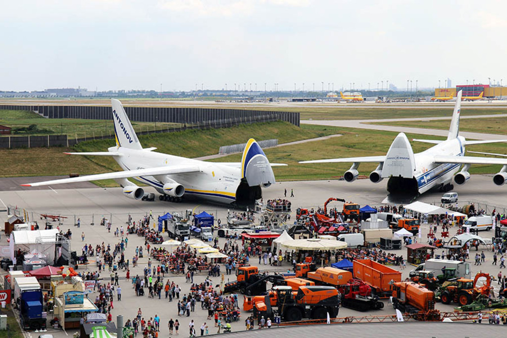 Foto: Leipzig - Flughafen Leipzig-Halle | Das Team hinter BILDLEXIKON LEIPZIG bündelt historische wie aktuelle Informationen über die Stadt Leipzig in Text und Bild auf einer Plattform und stellt diese der interessierten Öffentlichkeit zur Verfügung.