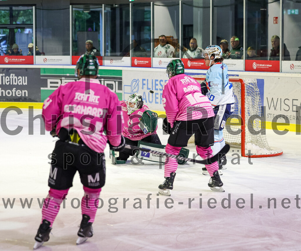 2025-10-05_046_TSV_Erding_gegen_Heilbronner_Falken | Erding, Deutschland, 05.10.2025:Eishockey, Oberliga Süd 2025 / 2026, 6. Spieltag, TSV Erding gegen Heilbronner Falken, Endergebnis: 3:1Markus Eberhardt (Erding Gladiators, #94), Torwart Leon Meder (Erding Gladiators, #39), Thomas Brandl (Erding Gladiators, #12)Foto: Christian Riedel / fotografie-riedel.net