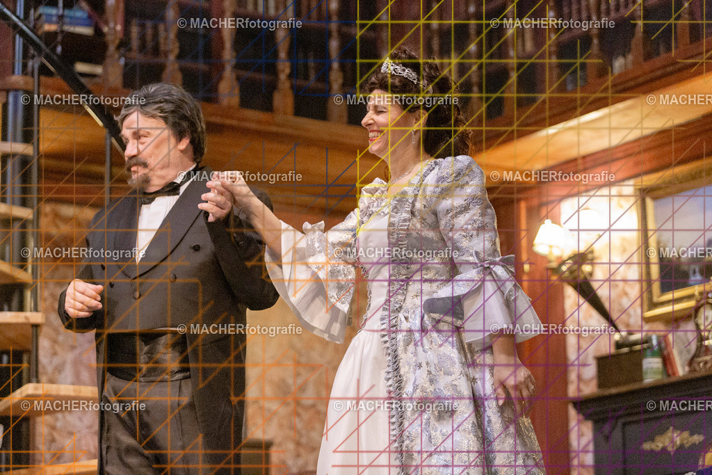 316_MFL-2025 | Portraitbilder von Regisseur; Darsteller; Techniker; Maske; Kostüme; Chor; Musiker; Bilderserie der Generalprobe und der Premierenvorstellung, Szenenbilder; Ausdrucksstudien; Bühnenüberblick; Bühnenkulissen; Pressefotos inkl. Redaktionsfoto Darstellergruppe.