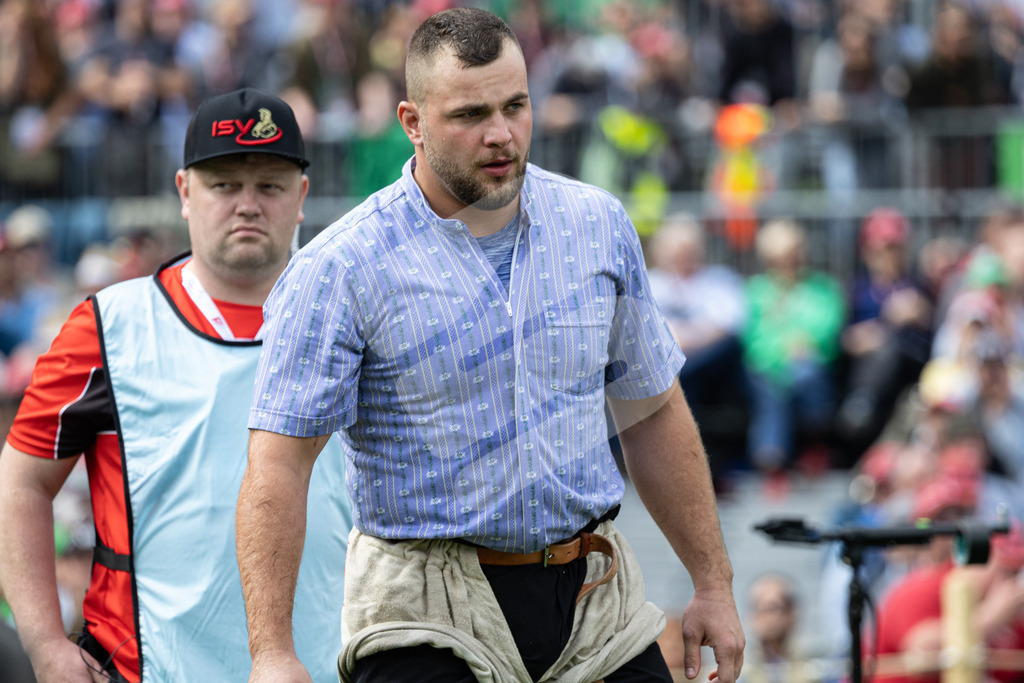 ESAF2025_03Gang_5015 | Die Schwinger des Schwyzer Kantonalen Schwingerverbandes: Fotos, die Dynamik und Leidenschaft festhalten, sowie emotionale Momente aus dem traditionellen Schwingsport zeigen. - Realisiert mit Pictrs.com