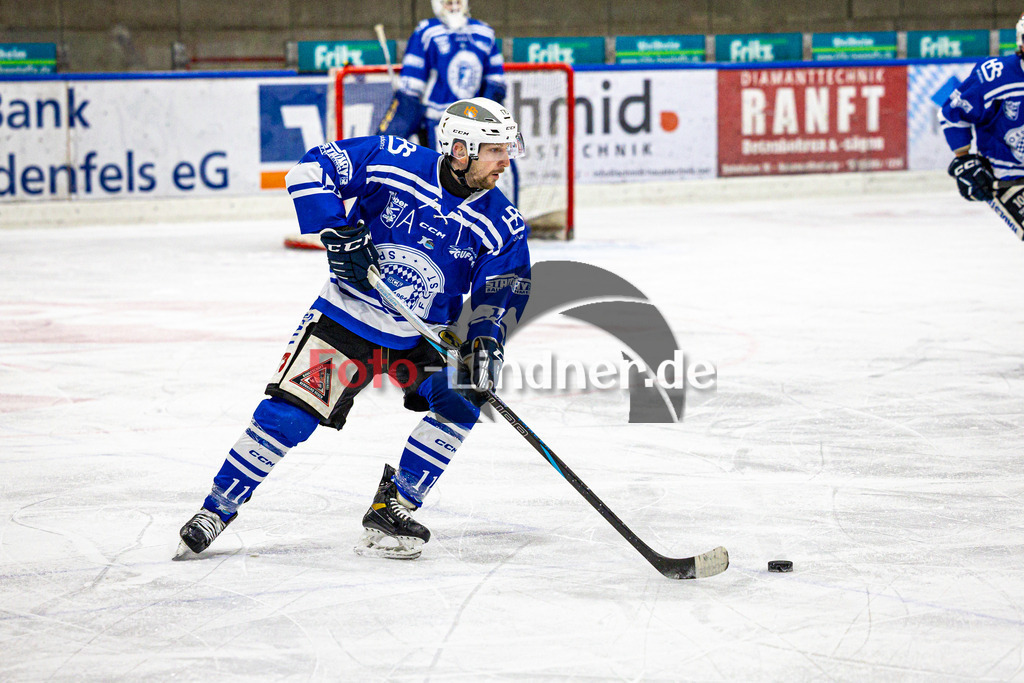 SC Forst NATURE BOYS gegen ESC Hassfurt HAWKS | Eishockey Landesliga Herren Playoffs 2024/25 - Spiel 2 von 4, SC Forst NATURE BOYS gegen ESC Hassfurt HAWKS, 20250222,Bastian GRUNDNER (Nature Boyz 11) in Aktion,2025-02-22 in Peißenberg (Eisstadion Peißenberg)Bastian GRUNDNER (Nature Boyz 11)Copyright: WolfgangxLindner foto-lindner.de
