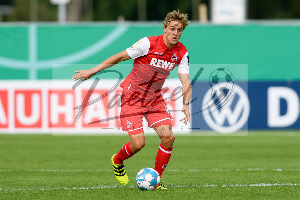 JENKOE20210808_322 | Fussball, Herren: Timo Huebers (1. FC Koeln) in Aktion, am Ball, Einzelaktion beim Spiel der 1. Runde im DFB-Pokal zwischen FC Carl Zeiss Jena und 1. FC Koeln im Ernst-Abbe-Sportfeld am 08.08.2021 in Jena, Deutschland.DFB / DFL REGULATIONS PROHIBIT ANY USE OF PHOTOGRAPHS AS IMAGE SEQUENCES AND/OR QUASI-VIDEO. - Realisiert mit Pictrs.com